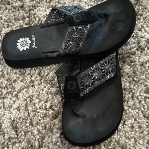 Yellowbox flip flops black size 8